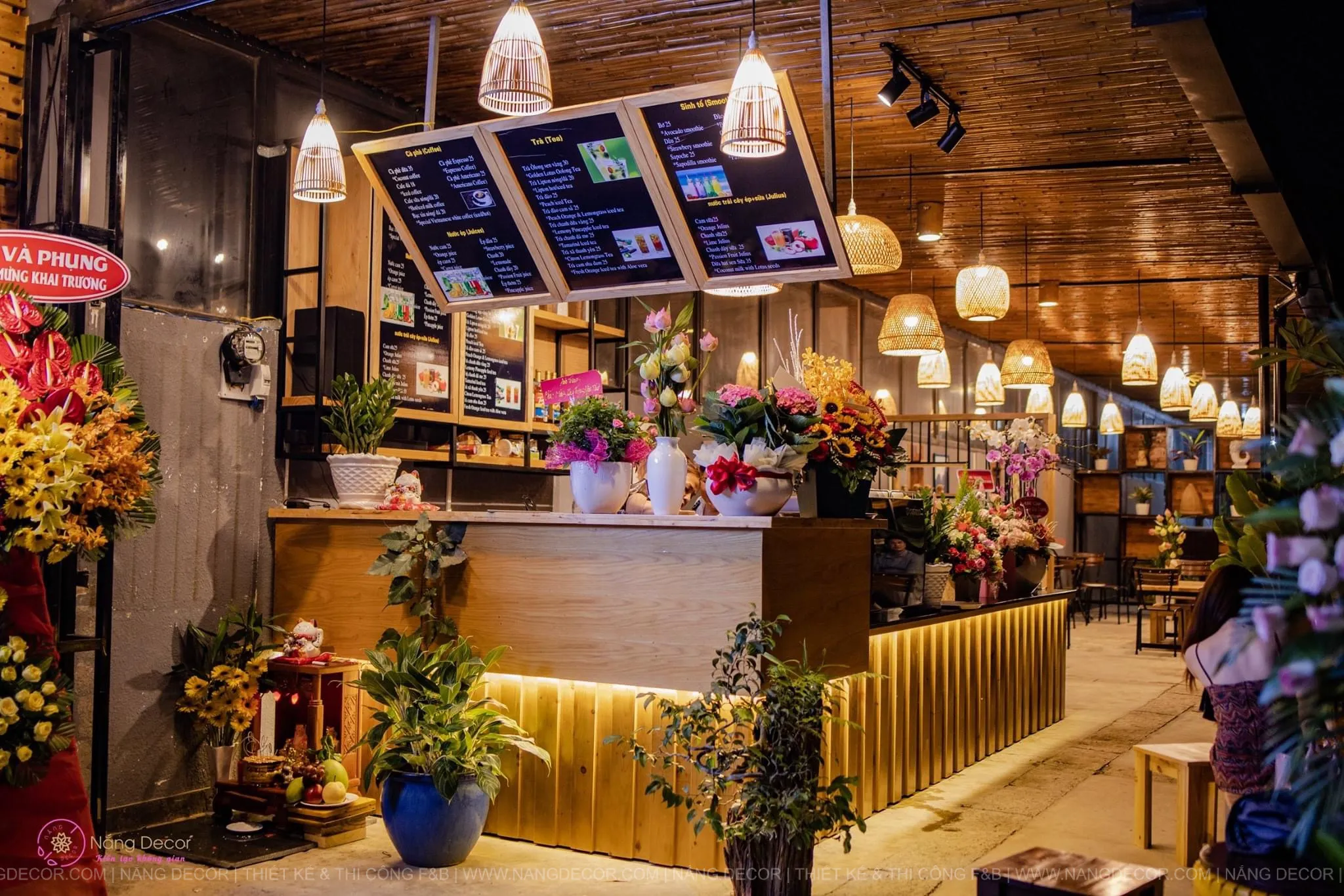 Nhân viên barista thao tác hiệu quả tại quầy pha chế Nắng Decor thiết kế.