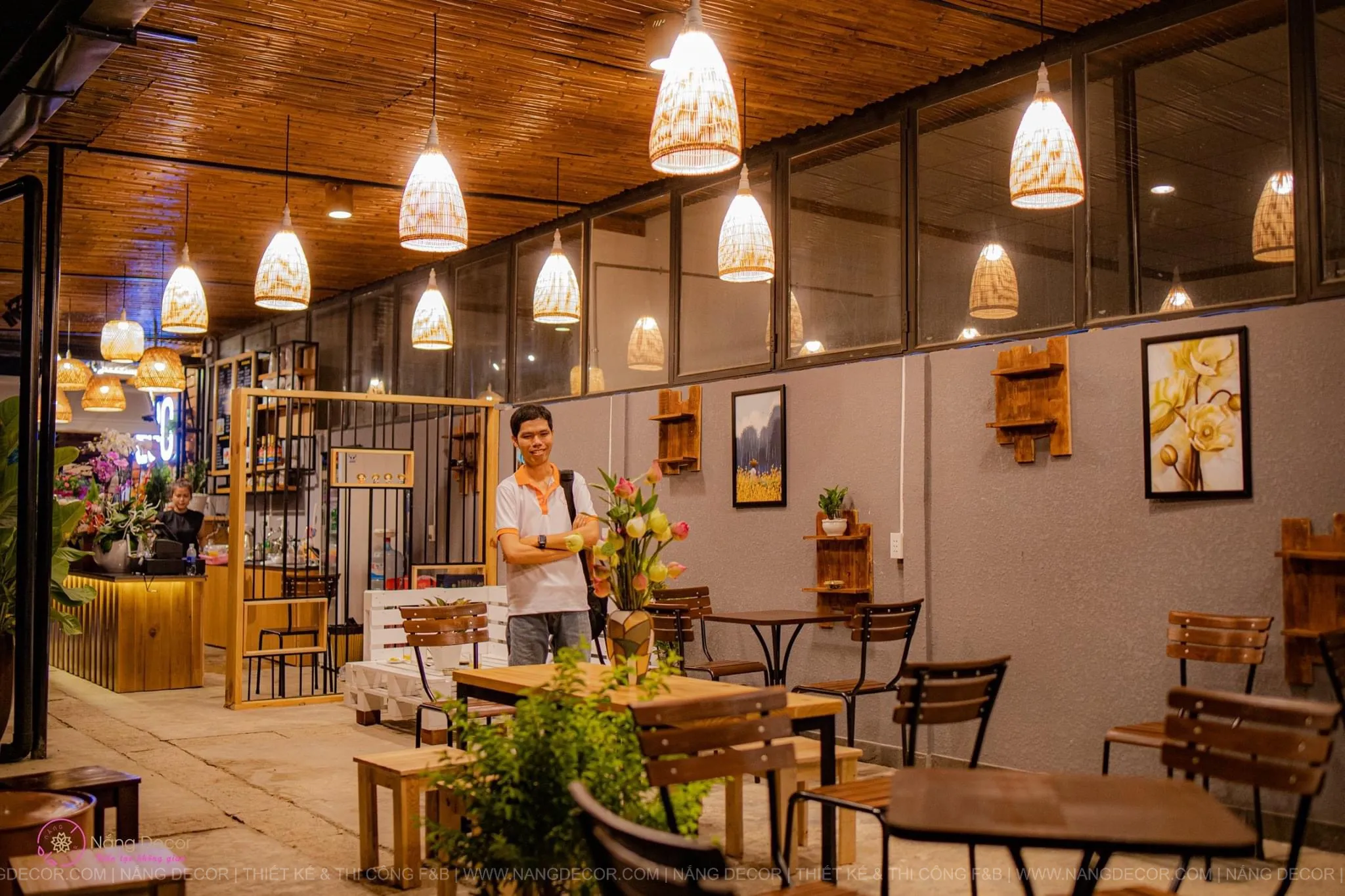 Không gian quán cafe thép tiền chế với sự kết hợp vật liệu tự nhiên