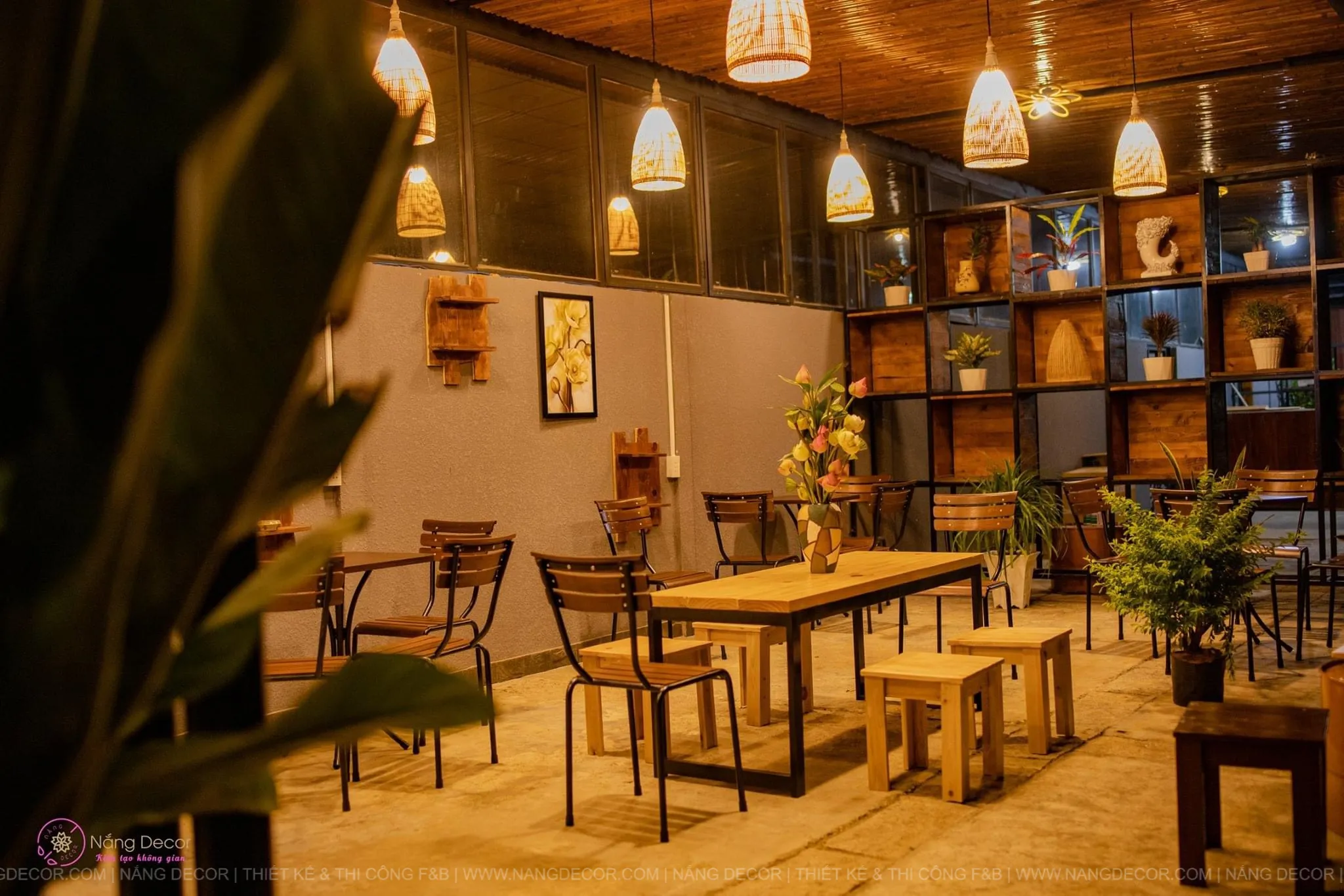 Không gian quán cafe take away nhỏ nhưng chuyên nghiệp nhờ ánh sáng và vật liệu.