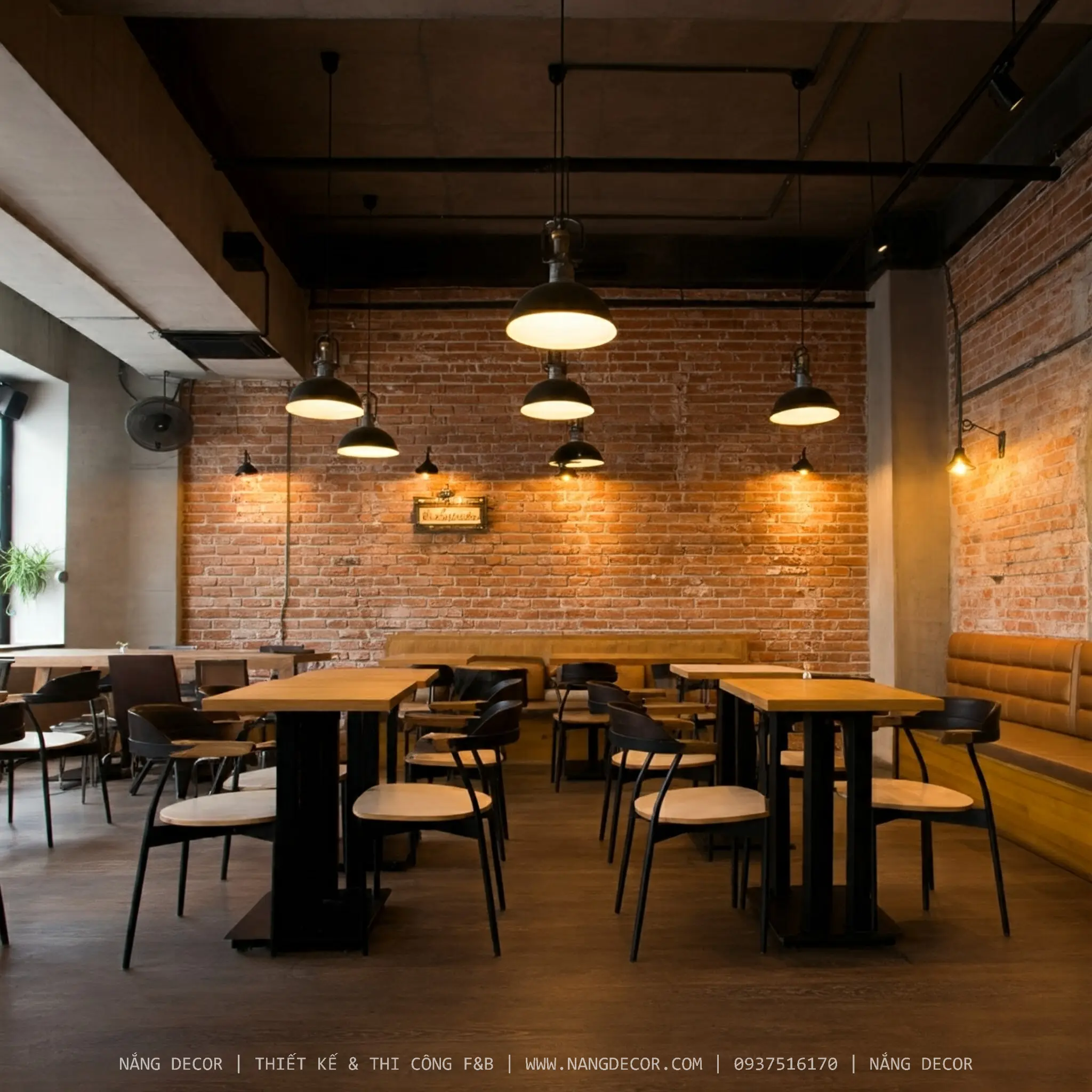 Thiết kế quán cafe phong cách Bắc Âu sử dụng gỗ sáng màu và cây xanh.