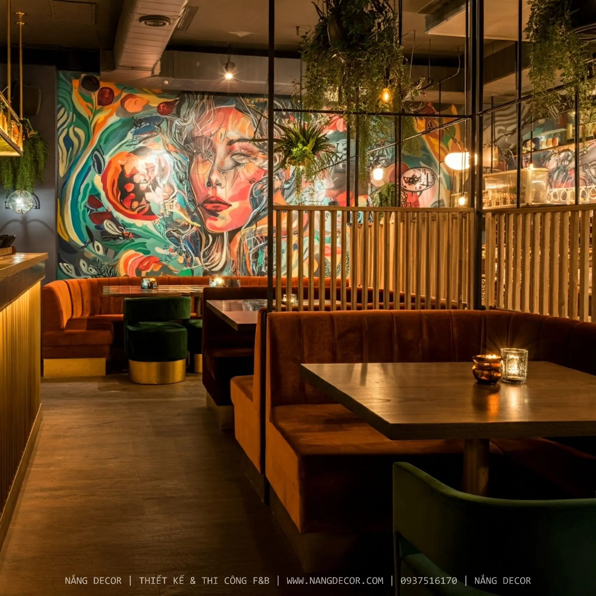 Mẫu trang trí quán cafe đơn giản với cây xanh và vật liệu tự nhiên.