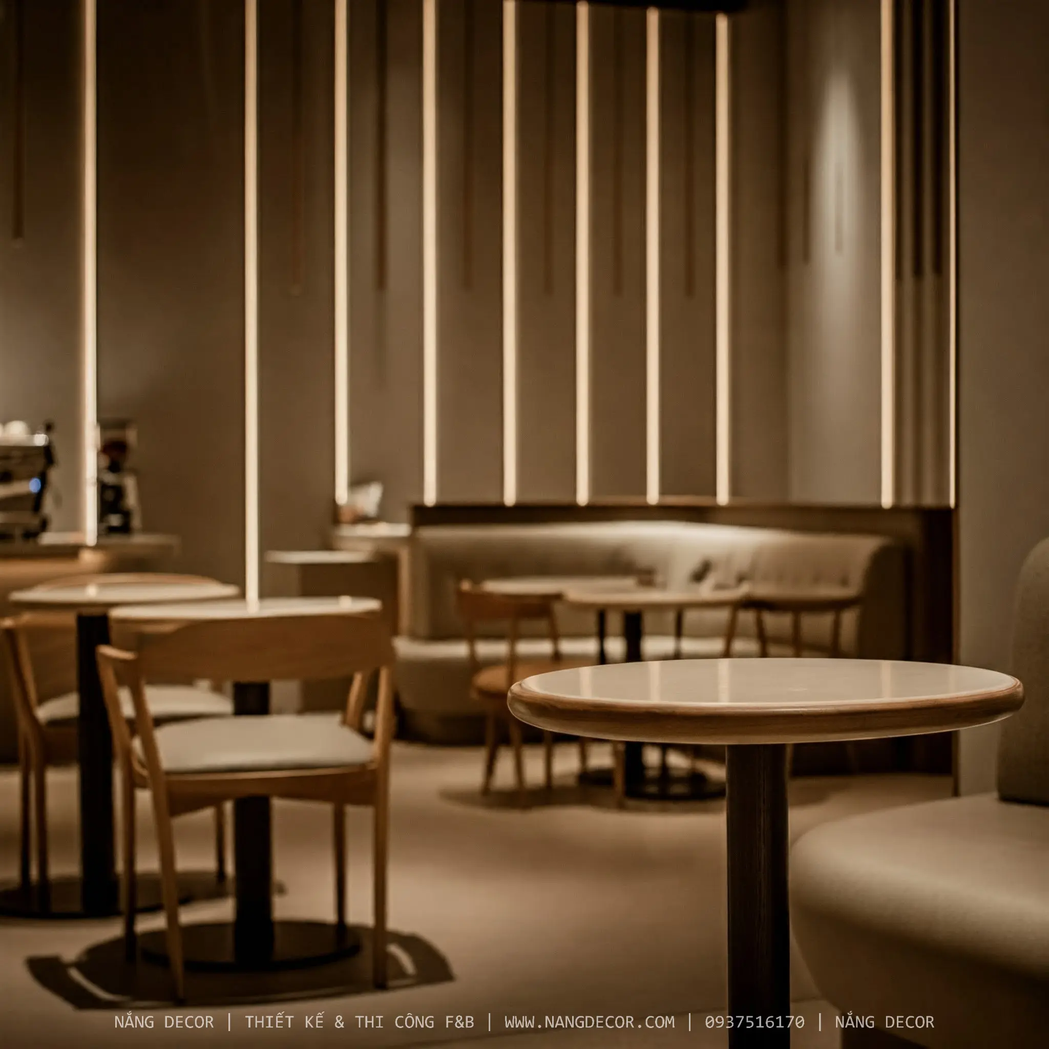 Mẫu quán cafe bình dân với không gian mở và nhiều cây xanh.