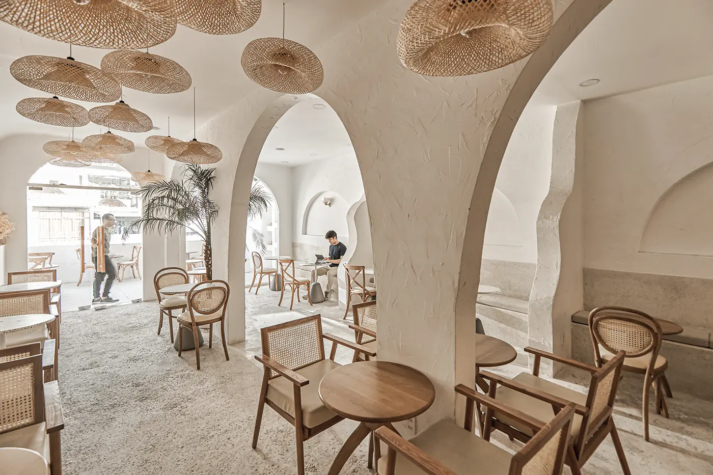 Ánh sáng dây đèn trang trí tạo không khí ấm cúng cho cafe sân vườn.