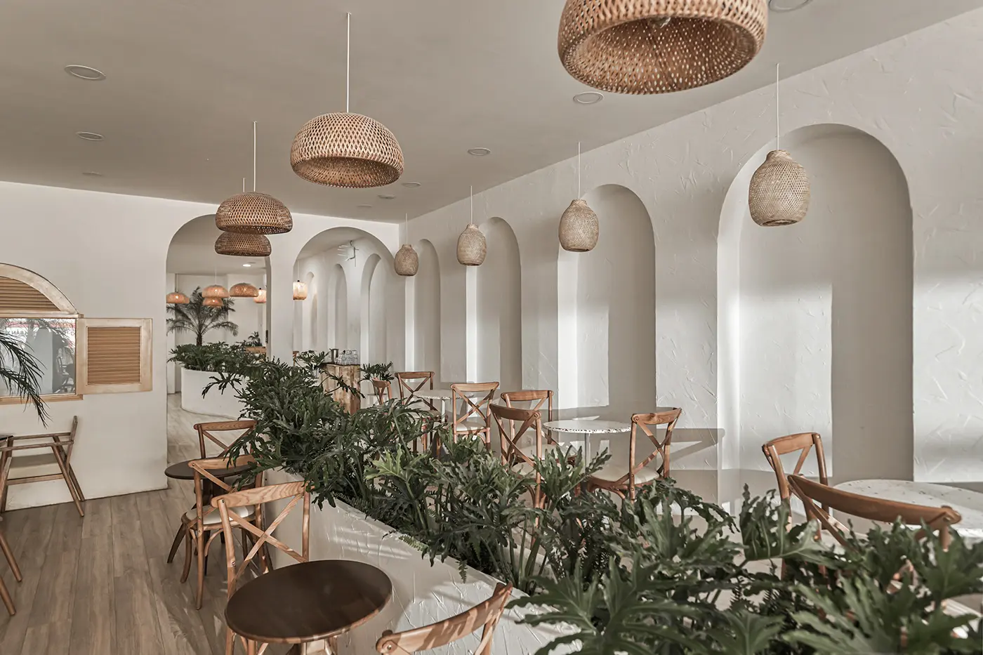Góc decor quán cafe Indochine với vật liệu tự nhiên và ánh sáng ấm