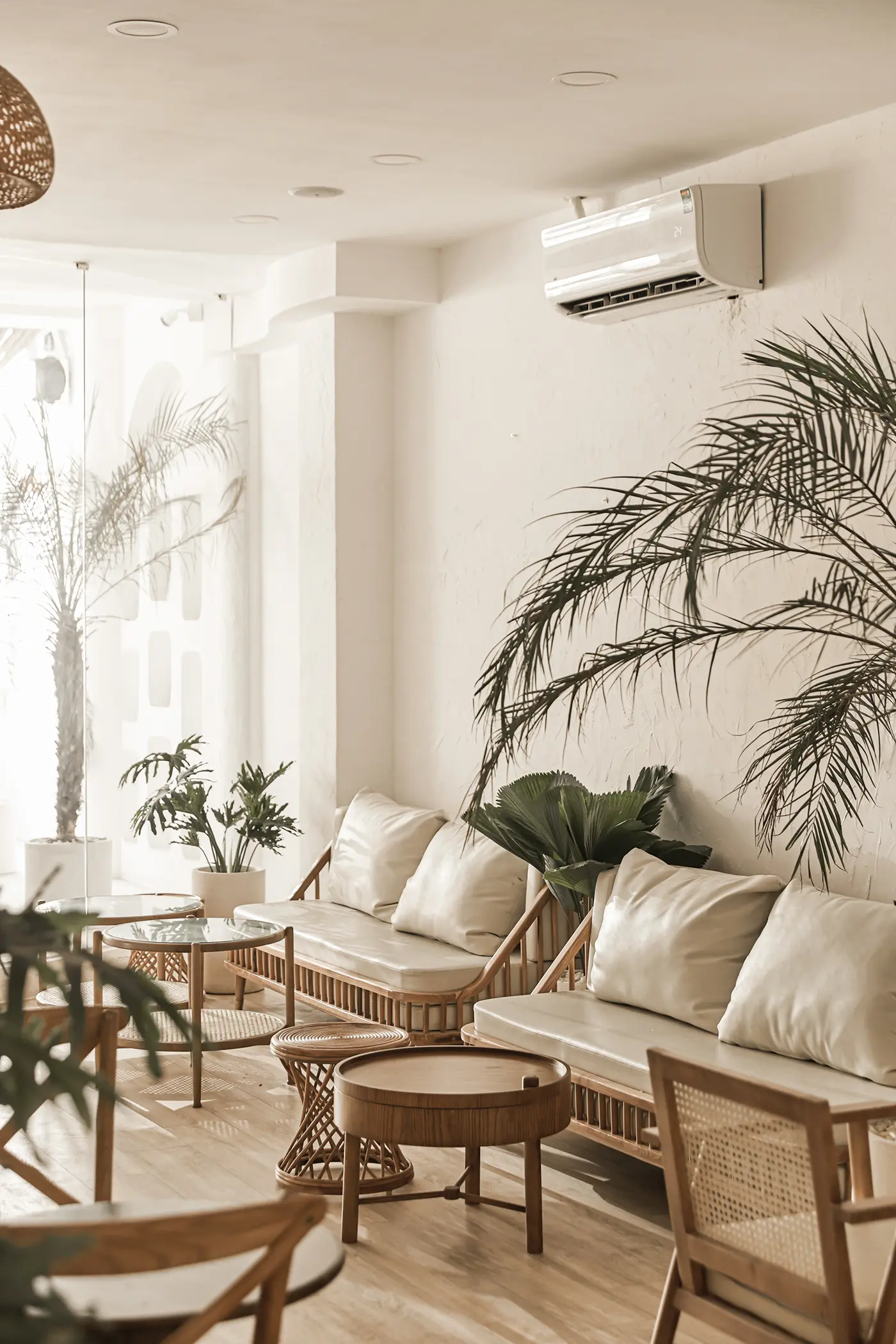 Mẫu thiết kế cổng quán cà phê phong cách hiện đại tối giản