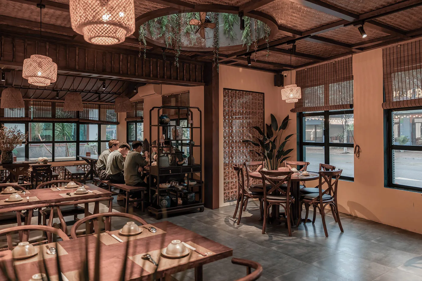 Thiết kế không gian nhà hàng đồng quê mộc mạc với ánh sáng ấm áp.