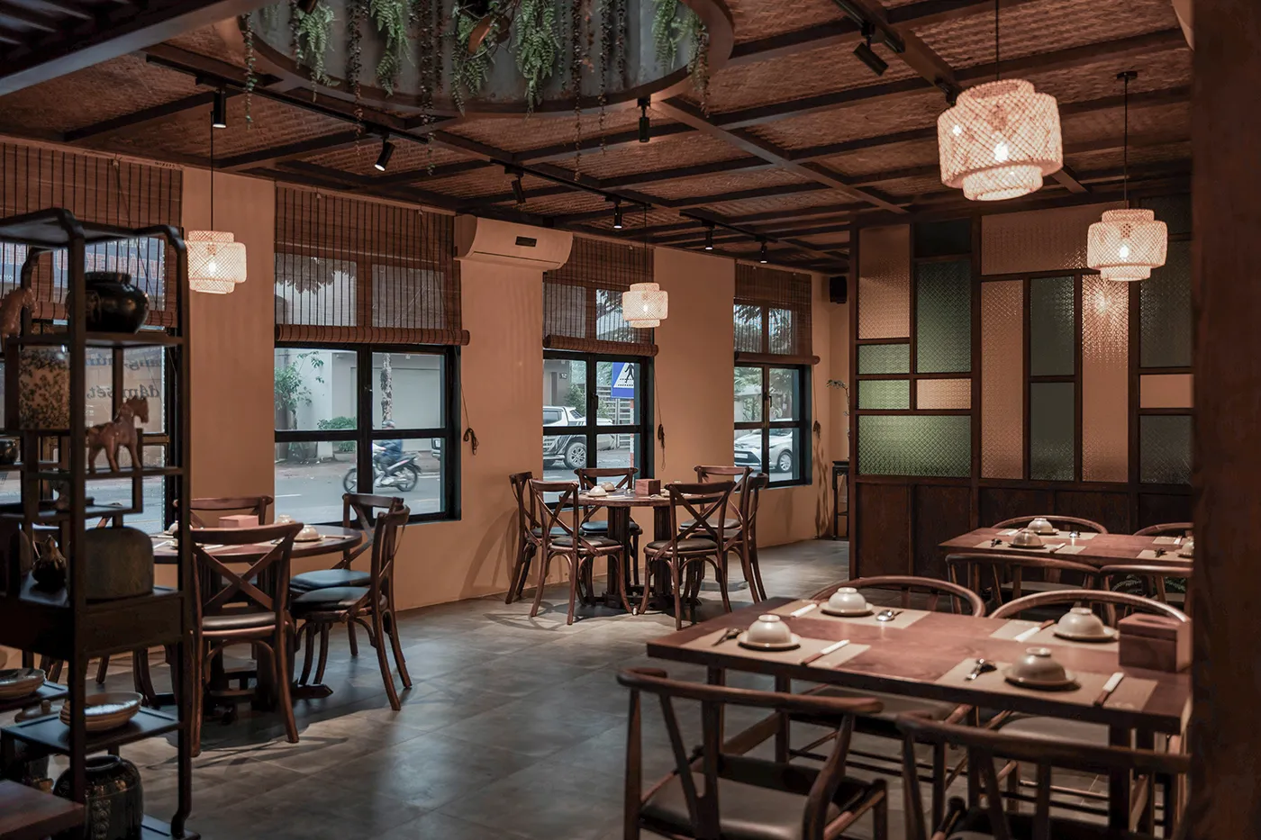 Quầy bar nhà hàng được trang trí ấn tượng, thu hút thực khách.