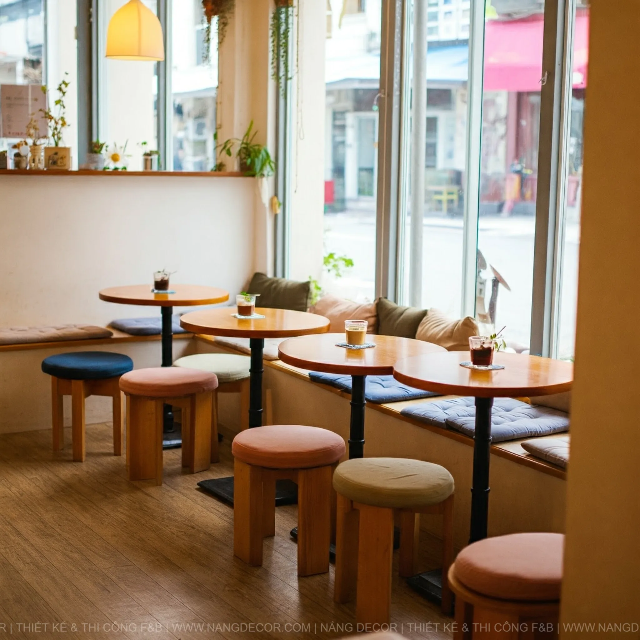 Quán cafe sân vườn nhỏ xinh với tường gạch thô và cây leo.