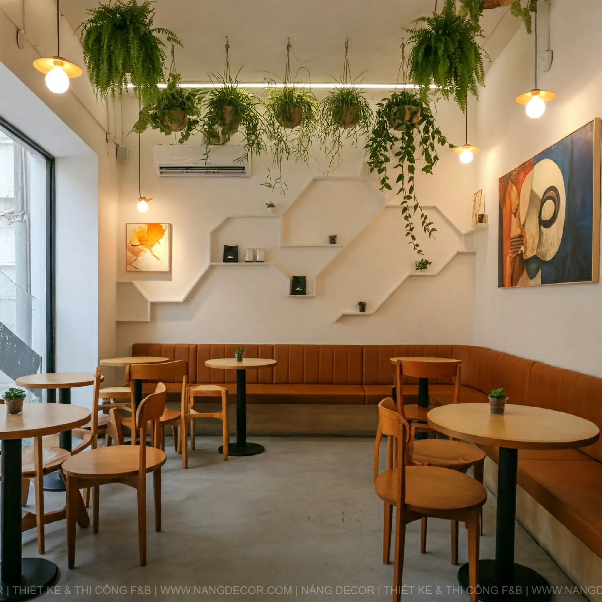 Không gian quán cafe nhỏ đẹp với điểm nhấn trang trí độc đáo và ánh sáng ấm áp.