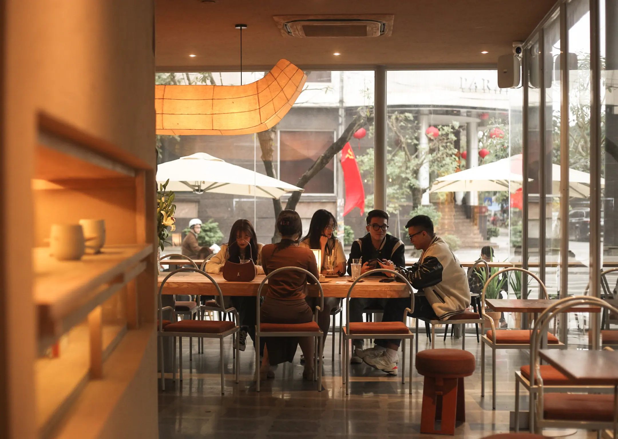 Giải pháp che nắng mưa và ánh sáng hài hòa cho quán cafe sân thượng.
