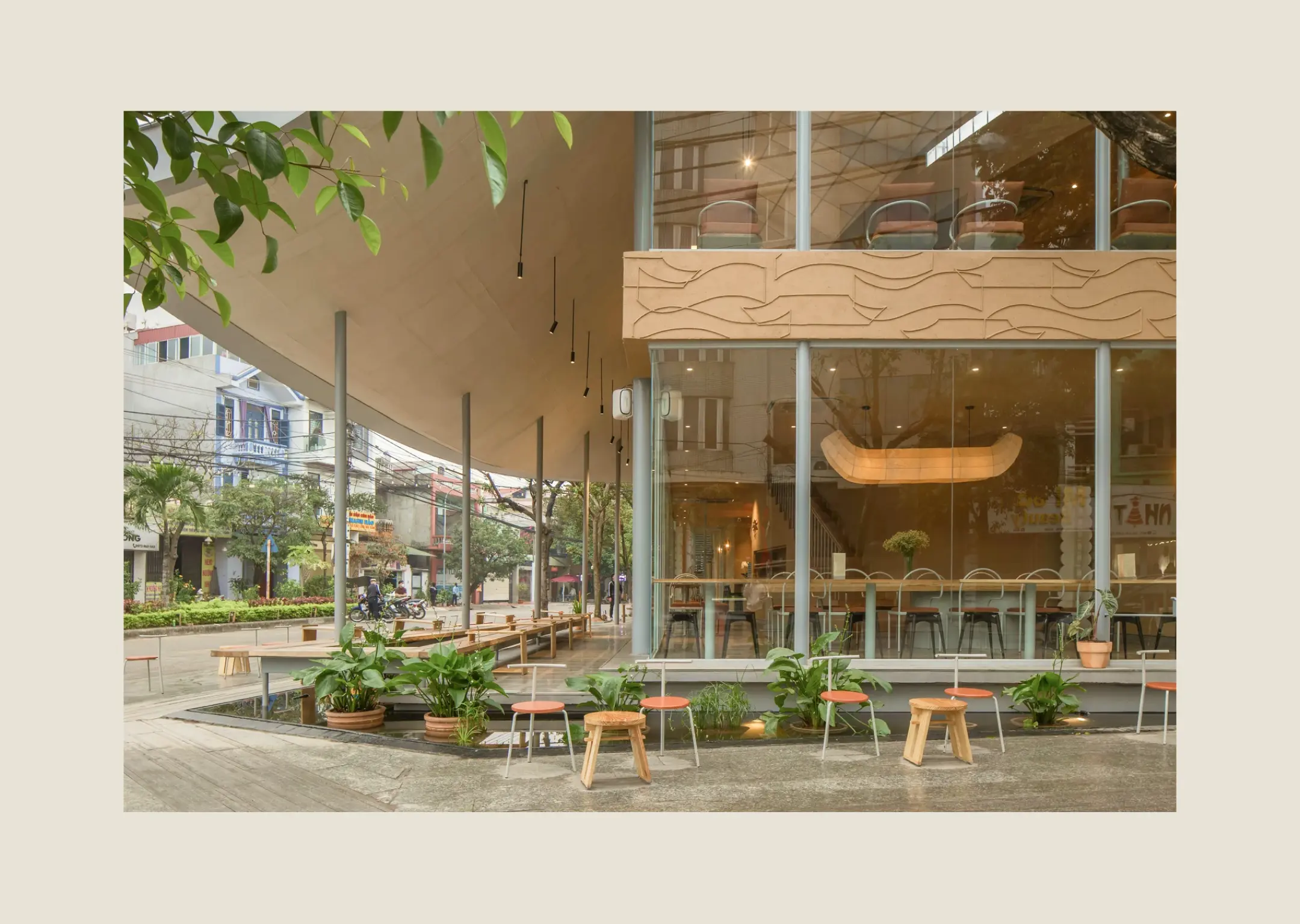 Thiết kế quán cafe sân vườn sử dụng vật liệu gỗ và sỏi mộc mạc.