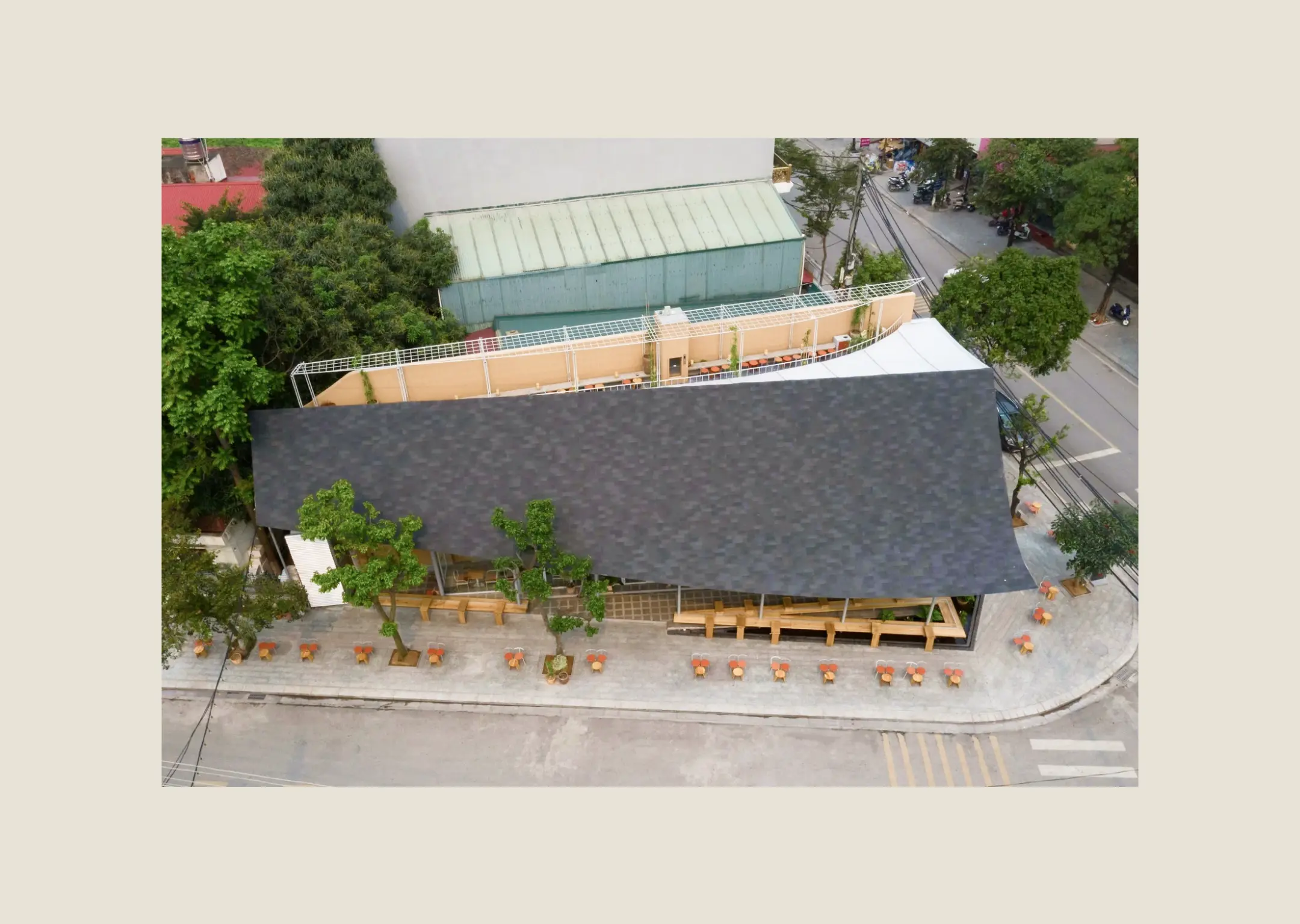 Không gian quán cafe hiện đại với ánh sáng tự nhiên.