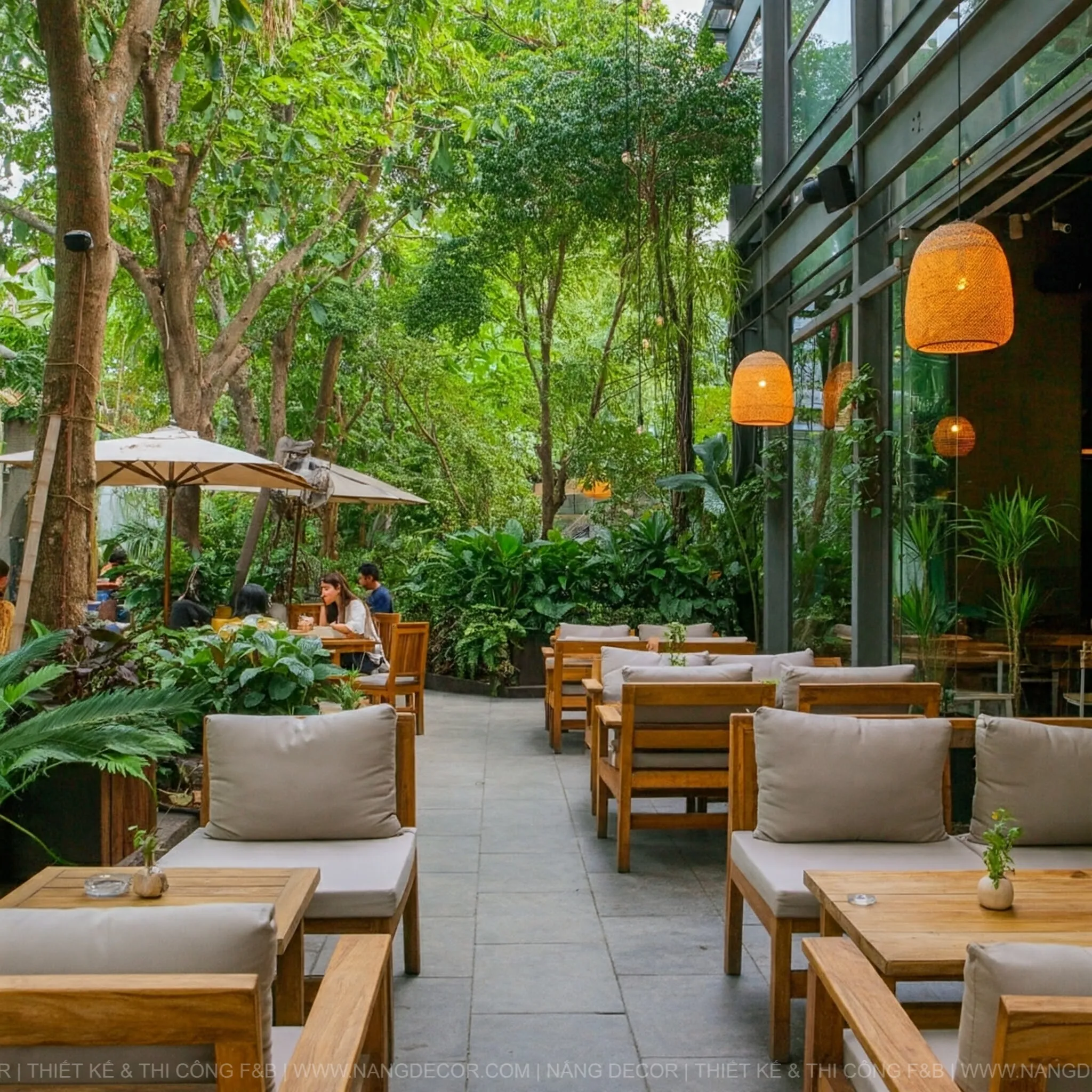 Chi tiết trang trí mộc mạc tại một quán cà phê sân vườn phong cách đơn giản.