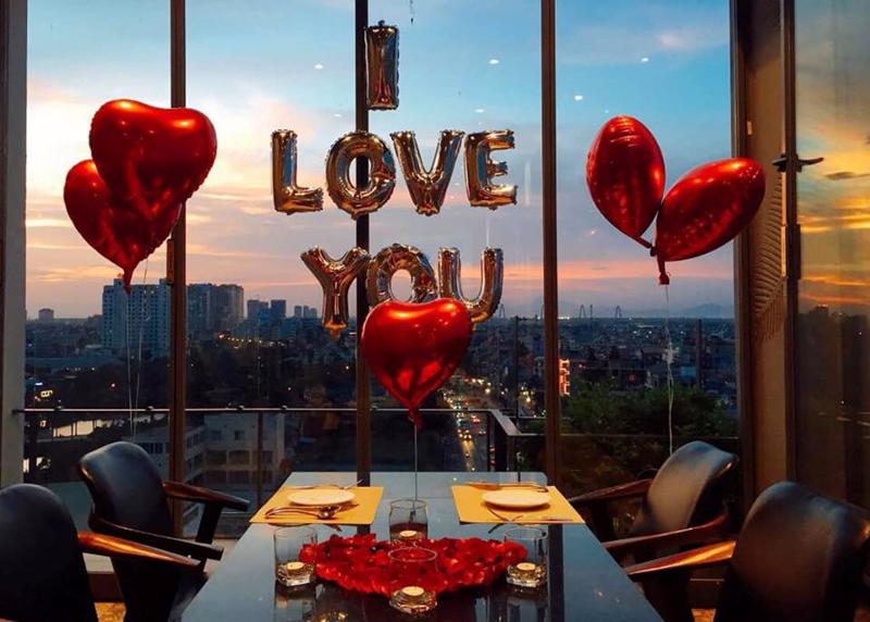 Nội thất nhà hàng sử dụng vật liệu tự nhiên, tạo cảm giác gần gũi, thân thiện.