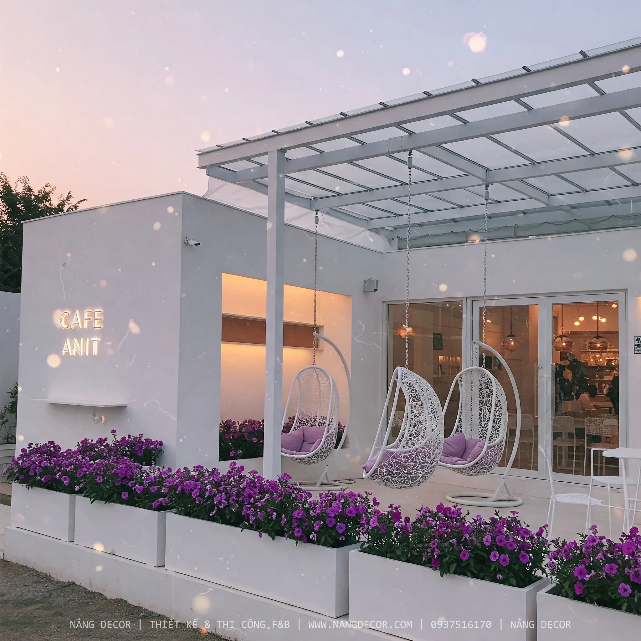 Quán cafe khung thép tiền chế với không gian mở và ánh sáng tự nhiên